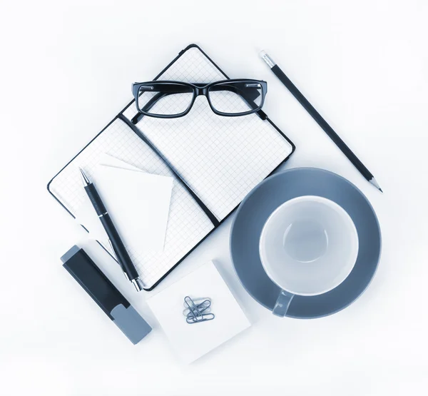 Tasse à café et fournitures de bureau — Photo