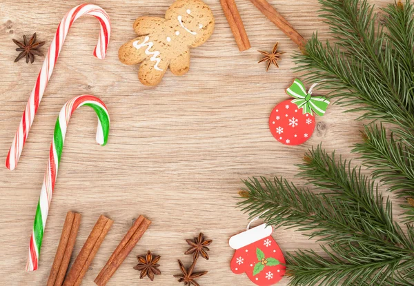 Abeto de Navidad, galleta de jengibre y bastón de caramelo —  Fotos de Stock