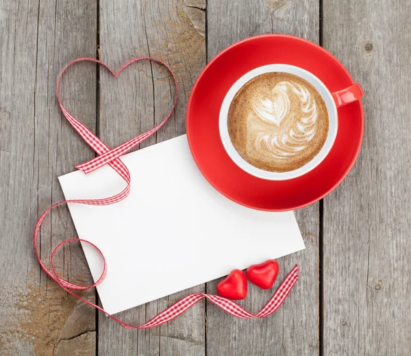 Tarjeta de San Valentín y taza de café — Foto de Stock