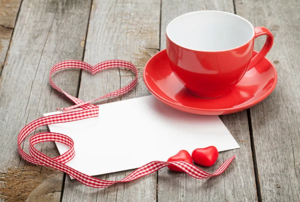 Tarjeta de felicitación en blanco y taza de café — Foto de Stock