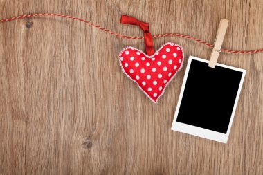 boş anında fotoğraf ve clothesline üzerinde asılı kırmızı kalp