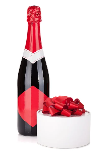 Champagne bouteille et cadeau — Photo