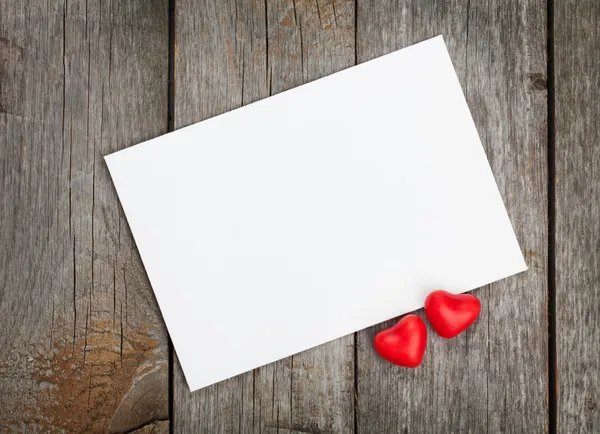 San Valentino carta regalo vuota e cuori di caramelle rosse — Foto Stock