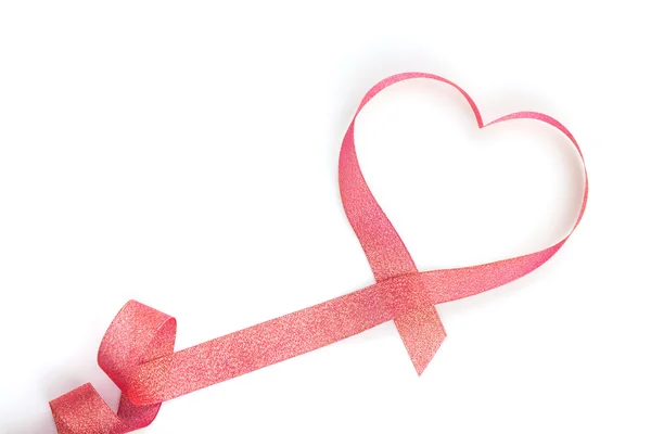 Красная лента в форме сердца ко Дню Святого Валентина — стоковое фото