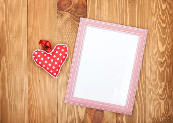 Lege foto frame en rode Valentijnsdag hart speelgoed — Stockfoto