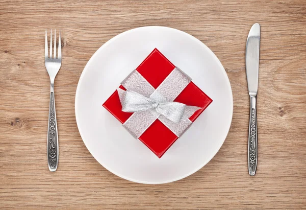 Scatola regalo San Valentino su piatto e argenteria — Foto Stock