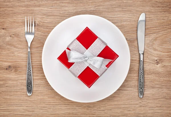 Caja de regalo de San Valentín en plato y platería —  Fotos de Stock