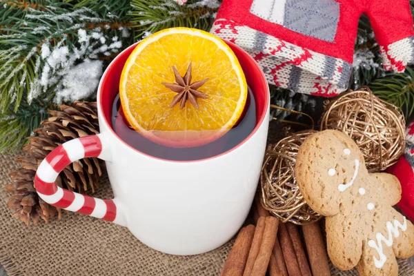 Christmas mulled wine with fir tree, gingerbread and decor — Stock Photo, Image