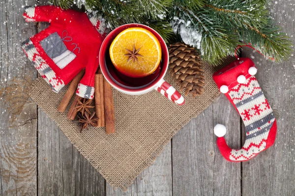 Рождественское глинтвейн с елкой и декором — стоковое фото