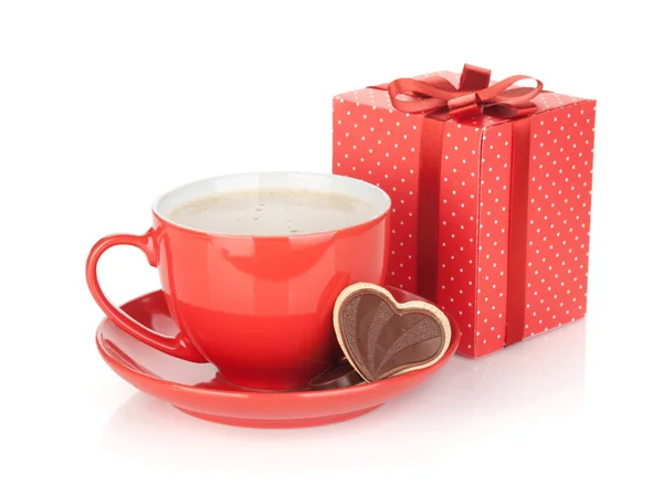 红色的咖啡杯子里的巧克力饼干及礼品盒 — 图库照片