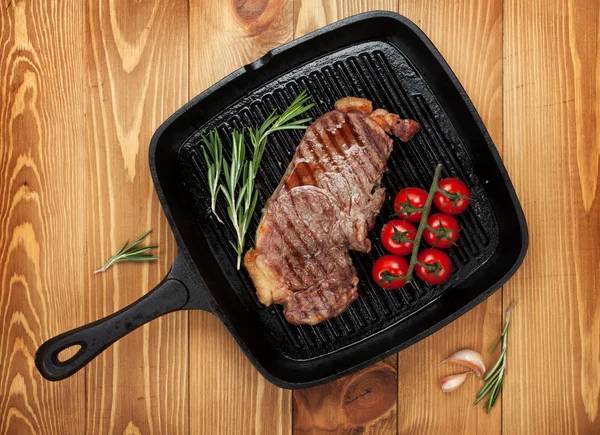 Roaststeak mit Rosmarin und Kirschtomaten — Stockfoto