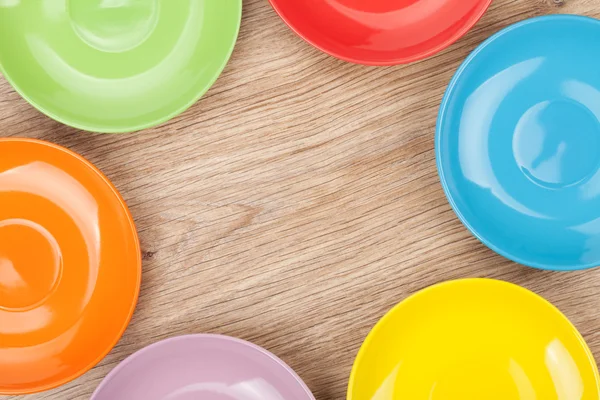Разноцветные тарелки и блюдца — стоковое фото