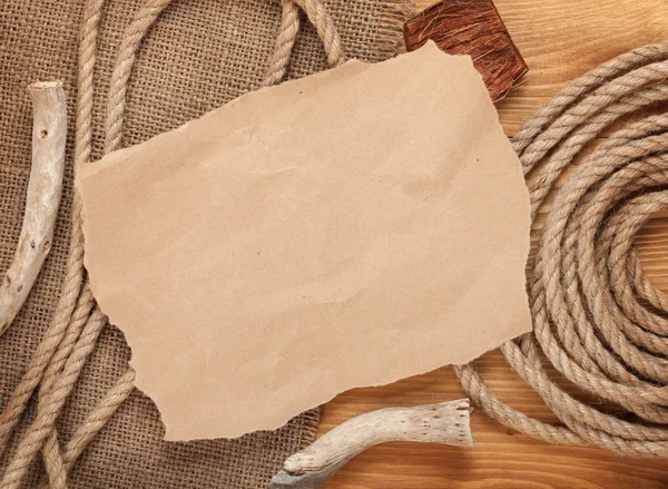 Starý papír a lano na dřevěnou texturou pozadí — Stock fotografie