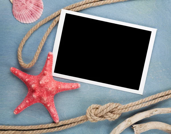 Lege photo frame met schelpen, schip touw, zee stenen — Stockfoto