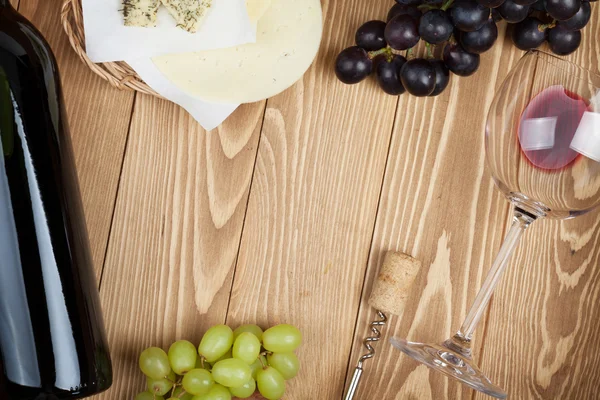 Red wine, cheese and grape — Stock Photo, Image