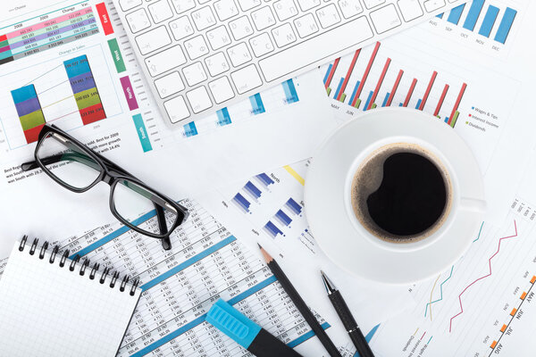 Taza de café en papeles financieros — Foto de Stock