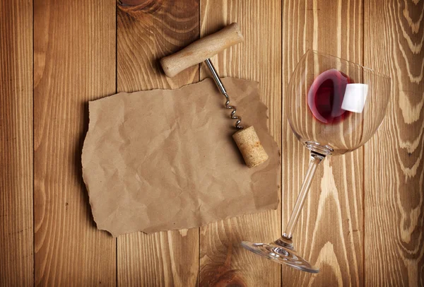 Copa de vino tinto, sacacorchos y papel para su nota —  Fotos de Stock