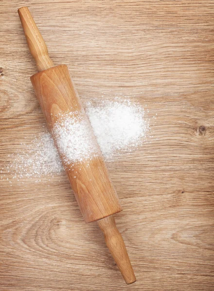 Rolo de pino com farinha na mesa de madeira — Fotografia de Stock