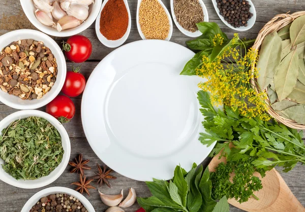 Kleurrijke selectie van kruiden en specerijen — Stockfoto