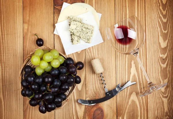 Red wine, cheese and grape — Stock Photo, Image