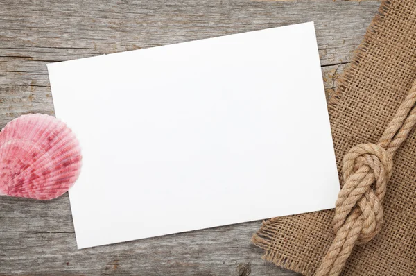 Tarjeta de papel en blanco con concha marina y cuerda de barco —  Fotos de Stock