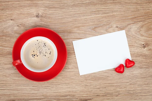 Tarjeta de felicitación de San Valentín en blanco y taza de café rojo — Foto de Stock