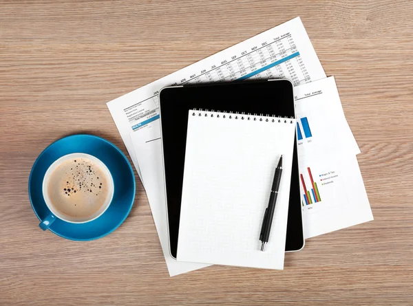 Bloc de notas en blanco y taza de café — Foto de Stock