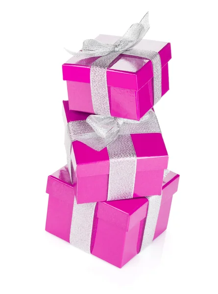 Tre scatole regalo viola con nastro e fiocco in argento — Foto Stock