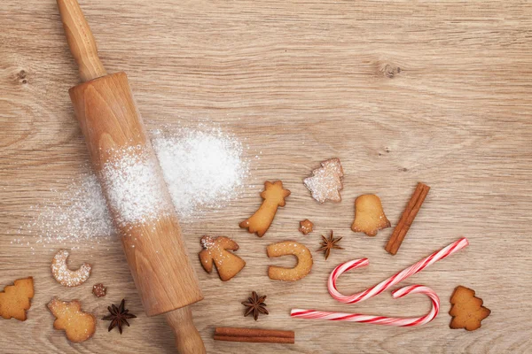 Rolling pin with flour, spices and cookies — Stock Photo, Image