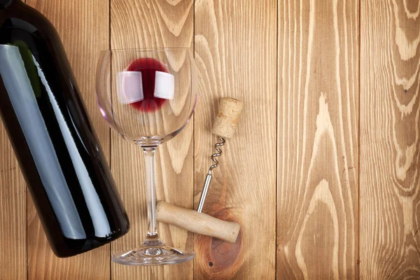 Garrafa de vinho tinto vidro e saca-rolhas — Fotografia de Stock