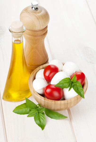 Queso mozzarella con tomates cherry y albahaca — Foto de Stock