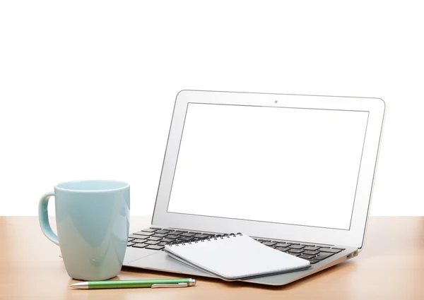 Laptop med tom skärm och cup på bord — Stockfoto