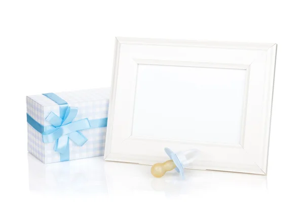 Cornice con scatola regalo e manichino ragazzo — Foto Stock