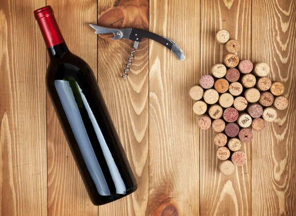 Piros borosüveg, a dugóhúzó és a szőlő alakú dugók — Stock Fotó