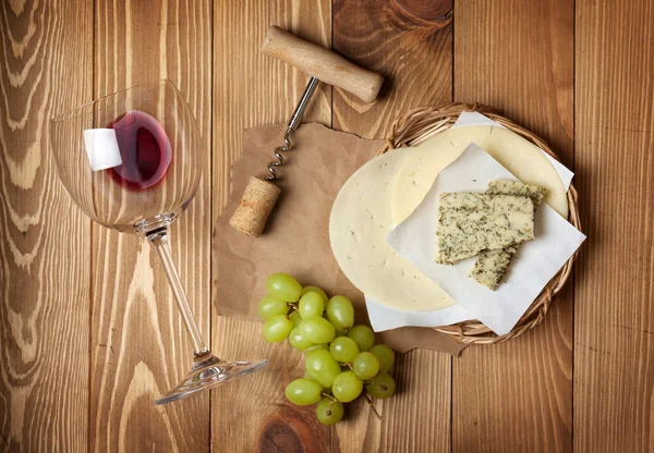 Vin rouge, fromage et raisin — Photo