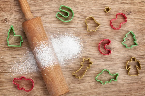 Rolling pin with flour and cookie cutters — Stock Photo, Image