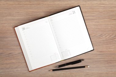 kalem ve kurşun kalem ile boş bir not defteri