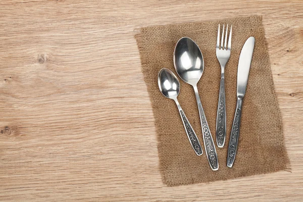 Срібний посуд або набір посуду виделки, ложки та ножа — стокове фото