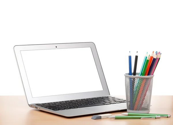 Dizüstü bilgisayar, renkli kalem ve silgi — Stok fotoğraf