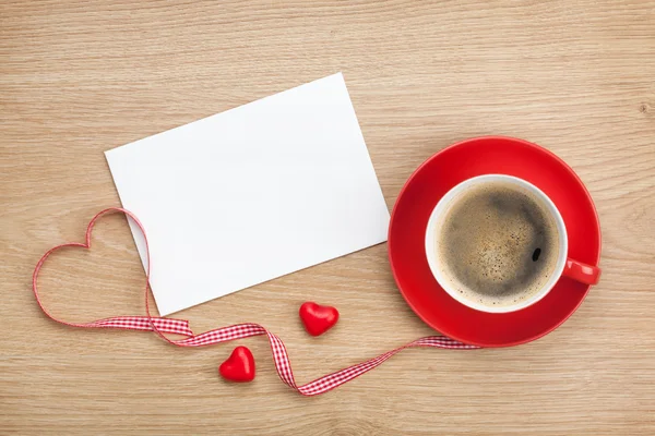 Biglietto d'auguri per San Valentino in bianco e tazza di caffè rosso — Foto Stock