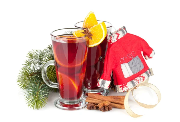 Weihnachtsglühwein mit Gewürzen und schneebedeckter Tanne — Stockfoto