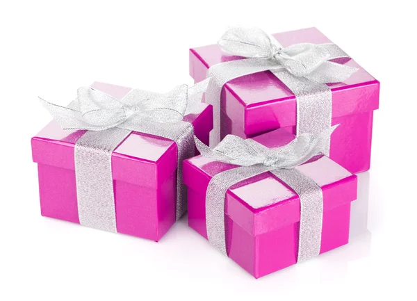 Три фиолетовых подарочных коробки с серебряной лентой и луком — стоковое фото