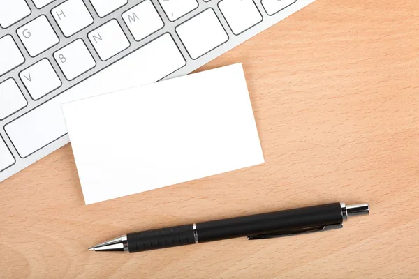 Lege visitekaartjes over toetsenbord op office tafel — Stockfoto