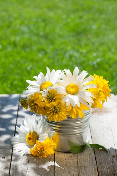 Frischer Gartenblumenstrauß — Stockfoto