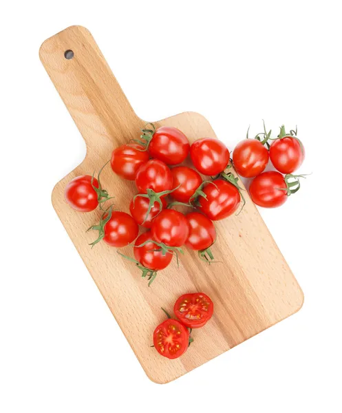 Tomates cherry en la tabla de cortar — Foto de Stock