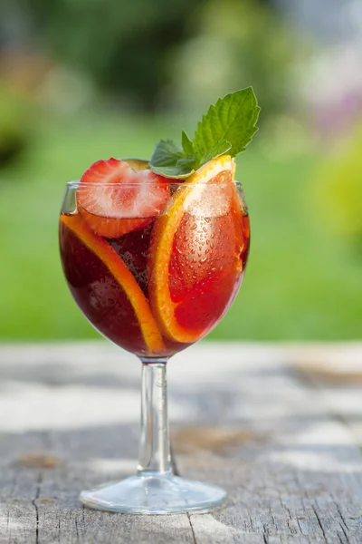 Refreshing fruit sangria — Stock Photo, Image