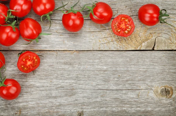 Tomates cereja na mesa de madeira — Fotografia de Stock