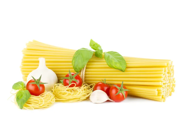 Macarrão, tomate, manjericão e alho italianos — Fotografia de Stock