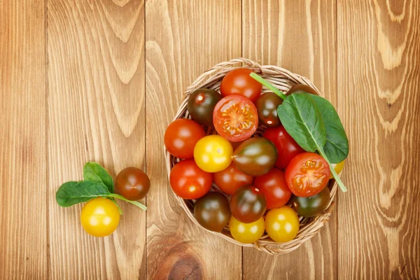 Kolorowe pomidory na drewnianym stole — Zdjęcie stockowe