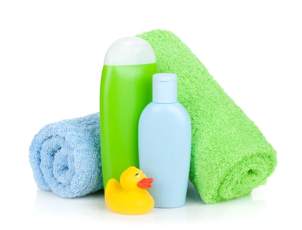 Пляшки для ванни, рушник і гумова качка — стокове фото